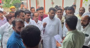 बजाज–राजना जर्जर सड़क को लेकर युवा कांग्रेस का पीडब्ल्यूडी कार्यालय पर धरना, 7 दिन में मरम्मत का आश्वासन