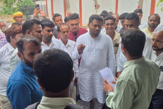 बजाज–राजना जर्जर सड़क को लेकर युवा कांग्रेस का पीडब्ल्यूडी कार्यालय पर धरना, 7 दिन में मरम्मत का आश्वासन