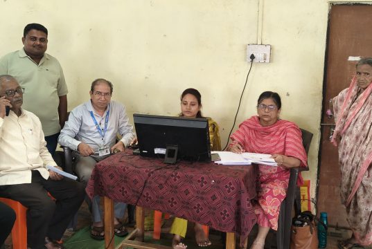 संजय गांधी, श्रावणबाळ व इंदिरा गांधी निराधार योजनेतील लाभार्थ्यांसाठी तेलकामठीत हयात प्रमाणपत्र शिबिर संपन्न