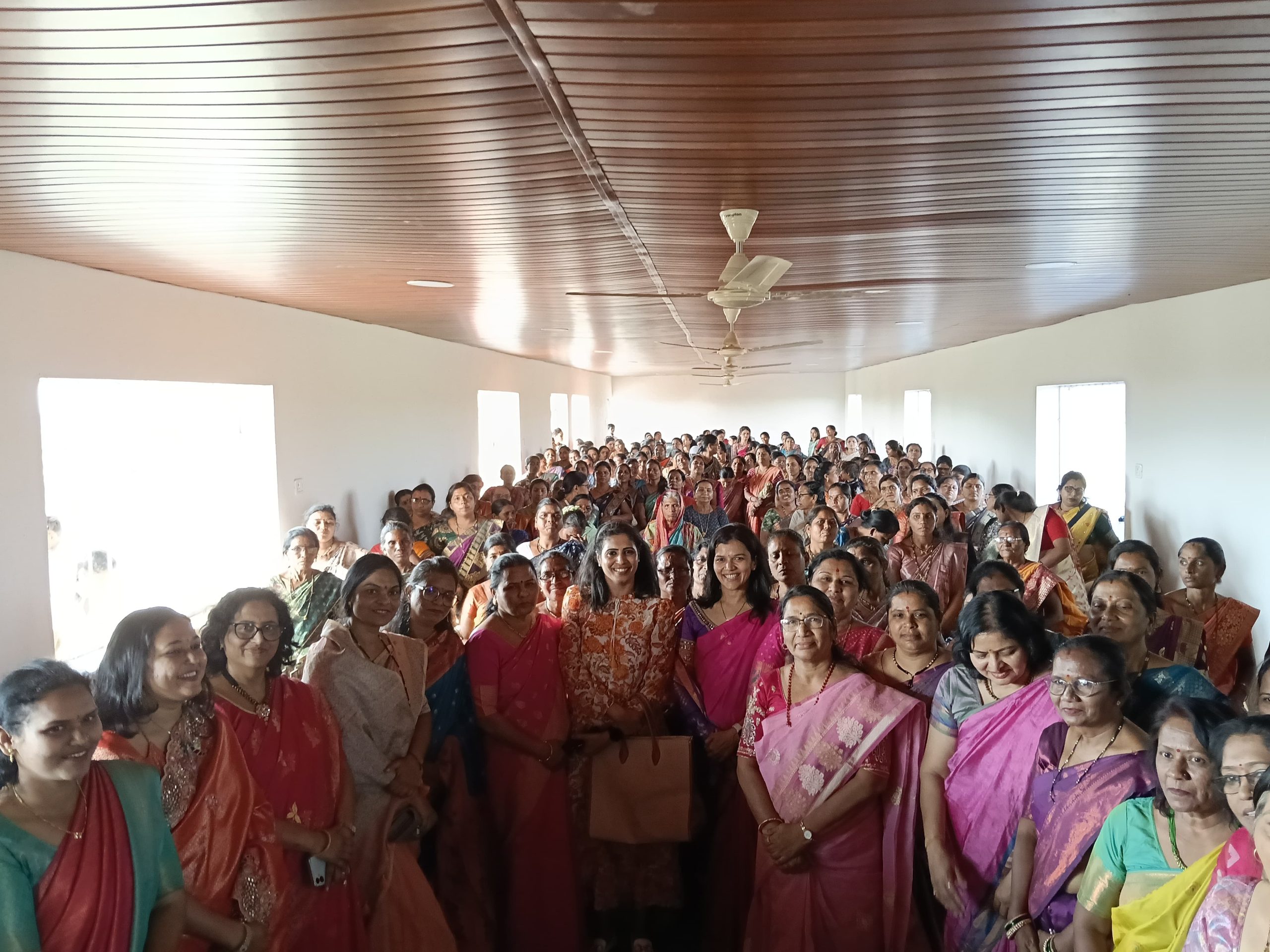 मानकर आदर्श महाविद्यालयात ग्रामीण भागातील कर्तृत्ववान महिलांचा सन्मान