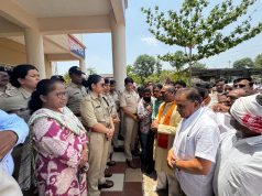 गौ तस्करी के खिलाफ़ विधायक विजय चौरे का अनूठा प्रदर्शन पुलिस की आरती उतारकर दी उग्र आंदोलन की सख्त चेतावनी