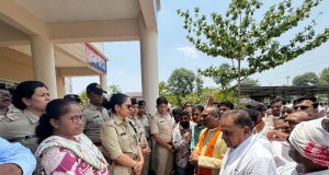 गौ तस्करी के खिलाफ़ विधायक विजय चौरे का अनूठा प्रदर्शन पुलिस की आरती उतारकर दी उग्र आंदोलन की सख्त चेतावनी