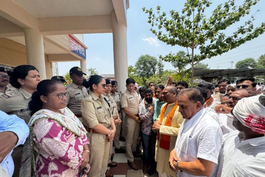 गौ तस्करी के खिलाफ़ विधायक विजय चौरे का अनूठा प्रदर्शन पुलिस की आरती उतारकर दी उग्र आंदोलन की सख्त चेतावनी