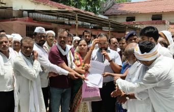 बेरडी के प्राचीन विठ्ठल-रुक्मिणी मंदिर के लिए स्थायी रास्ते की मांग, तहसील कार्यालय पहुंचा जनसैलाब