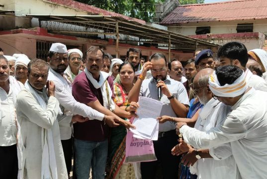 बेरडी के प्राचीन विठ्ठल-रुक्मिणी मंदिर के लिए स्थायी रास्ते की मांग, तहसील कार्यालय पहुंचा जनसैलाब