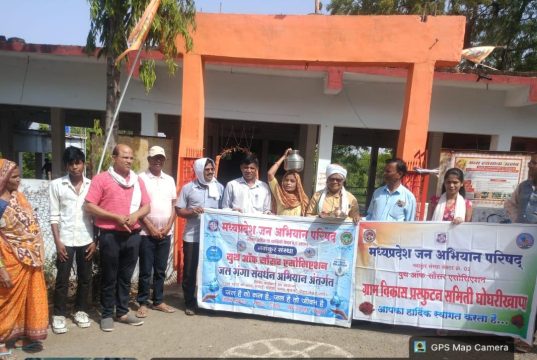 “गंगा दशहरा उत्सव” के आयोजन पर सामाजिक नवांकुर संस्था युथ ऑफ़ सौसर के द्वारा घोघरा वॉटरफॉल में सफाई कर गंगाजल लाकर किया गया अभिषेक पूजन कर सफाई का संदेश।