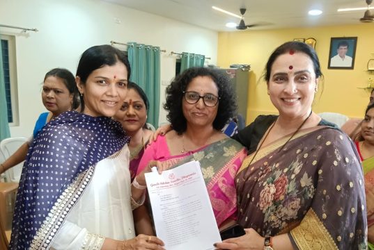 मानकर आदर्श विद्यालयात आमदार चित्रा वाघ व डॉ. राजीव पोतदार यांचा विद्यार्थ्यांशी संवाद – संविधानिक मूल्यांची जाणीव बालपणापासून होण्याची गरज