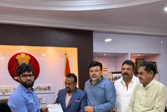 केसर नाला पाणीटंचाईच्या बातमीची दखल! पितांबर ईखार यांचा मोफत टँकरने पाणीपुरवठ्याचा पुढाकार!
